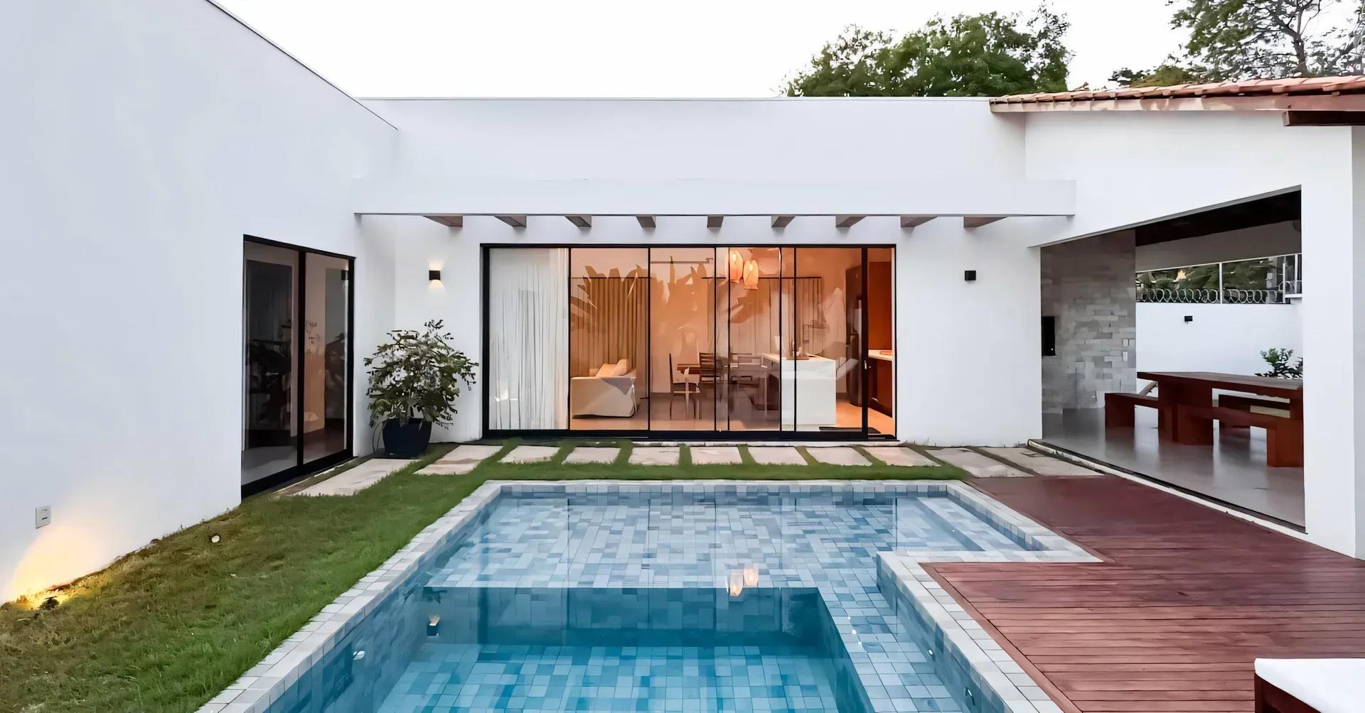 Vista aérea da piscina e área de lazer da Casa Cocar