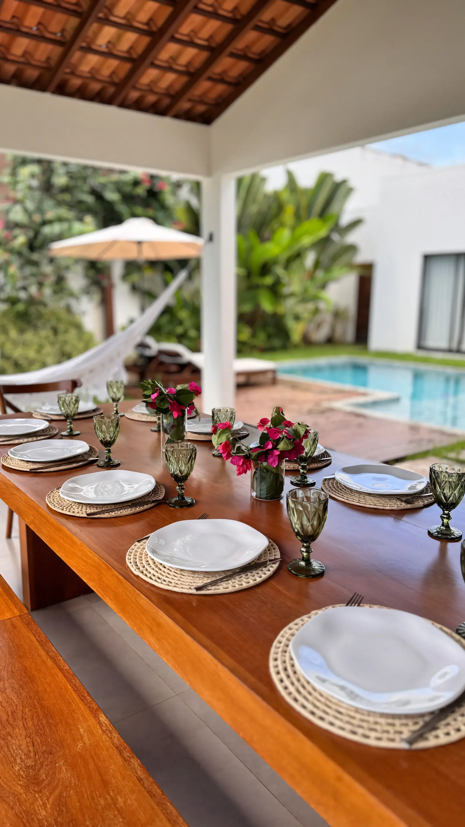 Mesa com vista pra piscina