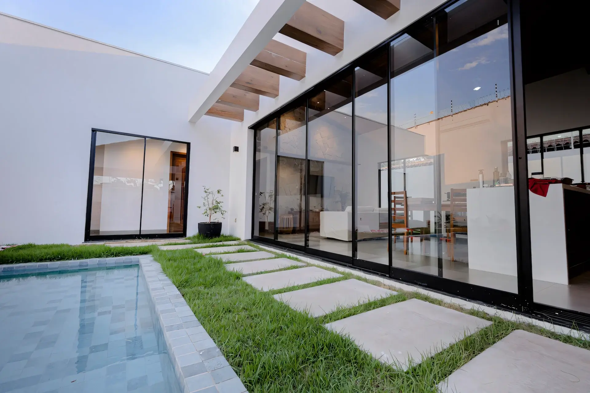 Jardim com piscina e arquitetura moderna